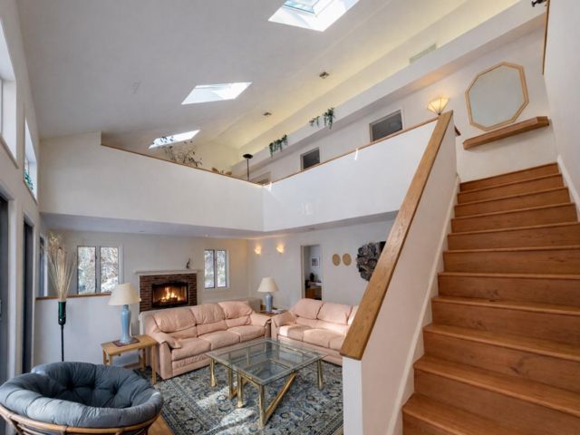  3 BR,  3.00 BTH &nbsp;Post modern style home in East Hampton