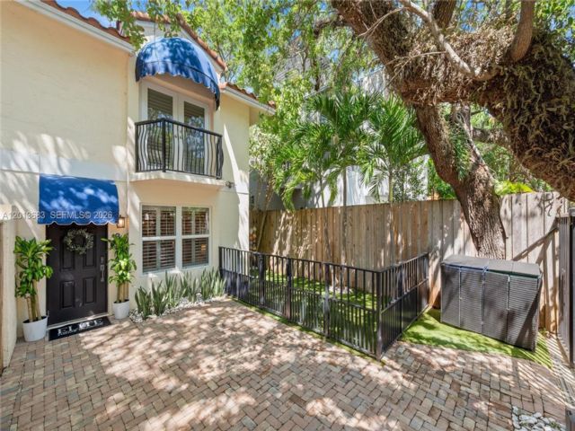  3 BR,  2.50 BTH &nbsp;Townhouse style home in Miami