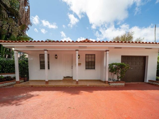  3 BR,  2.00 BTH &nbsp;Duplex style home in Coral Gables
