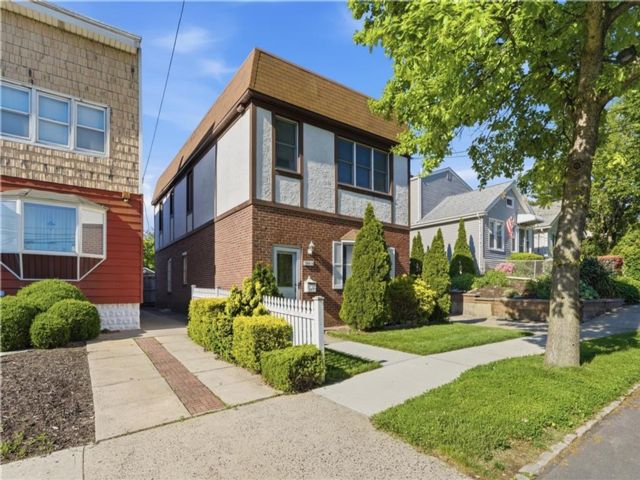  5 BR,  3.00 BTH &nbsp;Multi-family style home in College Point