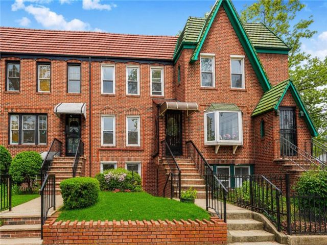  3 BR,  2.00 BTH &nbsp;Multi-family style home in Madison