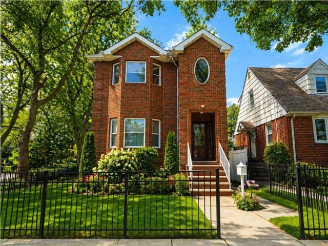  5 BR,  4.00 BTH &nbsp;Single family style home in New Dorp