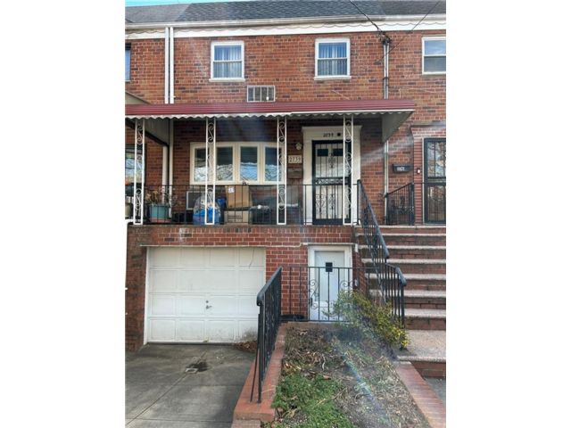  3 BR,  2.00 BTH &nbsp;Single family style home in Mill Basin