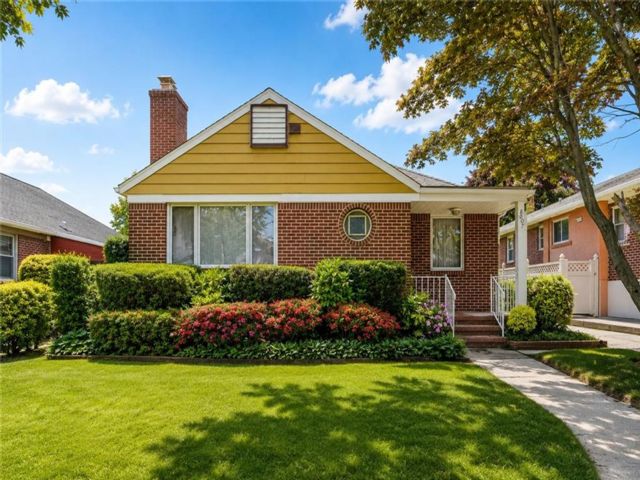  3 BR,  3.00 BTH &nbsp;Single family style home in Hollis Hills