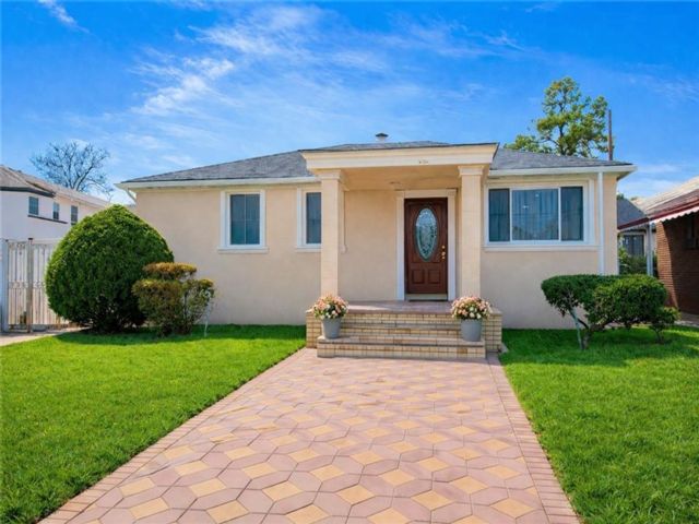  3 BR,  2.00 BTH &nbsp;Single family style home in Mill Basin