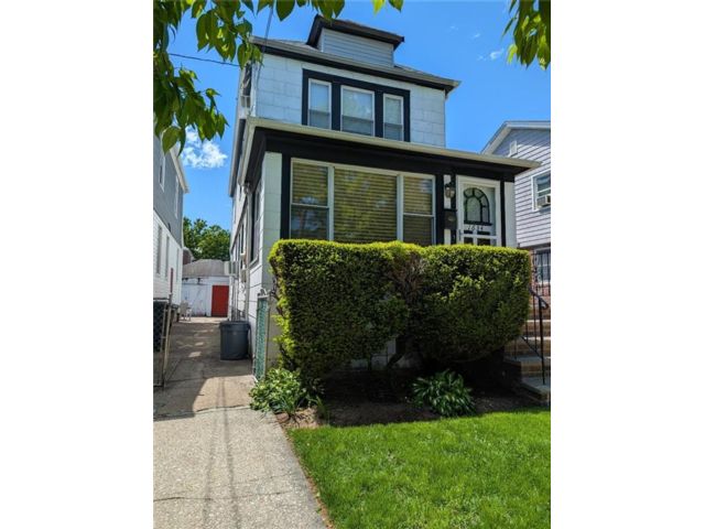  3 BR,  3.00 BTH &nbsp;Single family style home in Marine Park