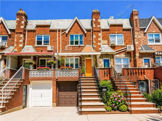  2 BR,  2.00 BTH &nbsp;Single family style home in Gravesend