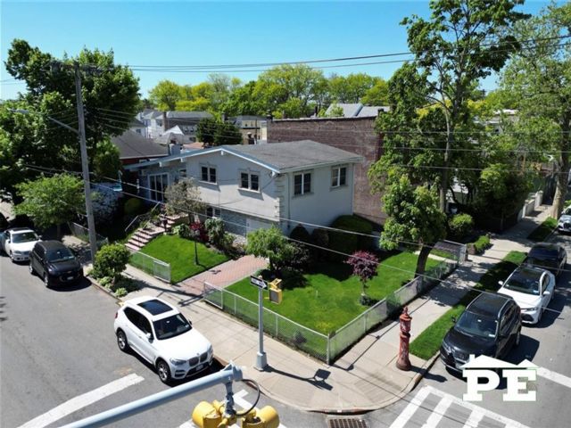  4 BR,  3.00 BTH &nbsp;Single family style home in Marine Park