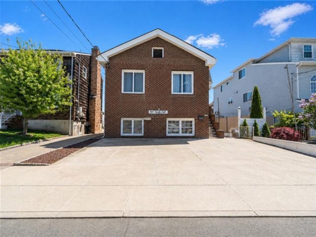 6 BR,  3.00 BTH &nbsp;Multi-family style home in New Dorp