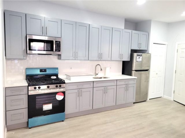  3 BR,  1.00 BTH &nbsp;Multi-family style home in East New York