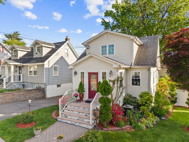  3 BR,  3.00 BTH &nbsp; style home in North Arlington
