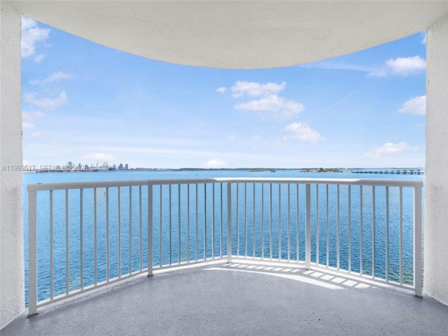  3 BR,  2.00 BTH &nbsp;Condo style home in Miami