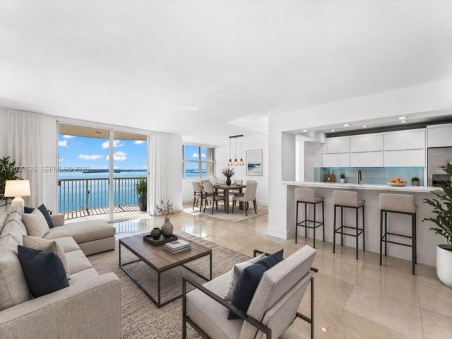  3 BR,  2.00 BTH &nbsp;Condo style home in Miami