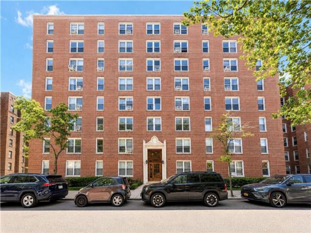  1 BR,  1.00 BTH &nbsp;Co-op style home in Bay Ridge