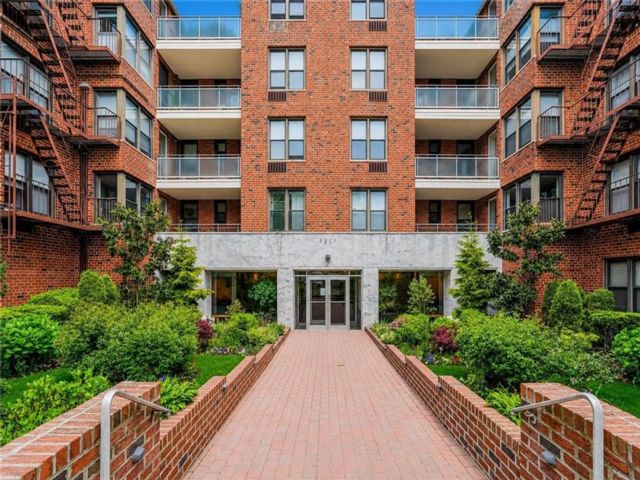  1 BR,  1.00 BTH &nbsp;Condominium style home in Bay Ridge