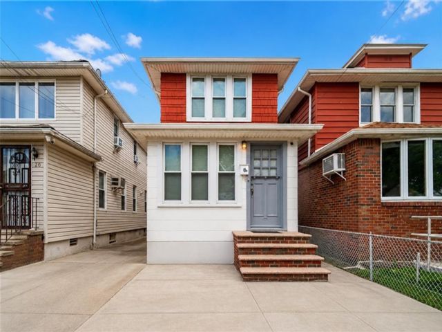 3 BR,  1.00 BTH &nbsp;Single family style home in Gravesend