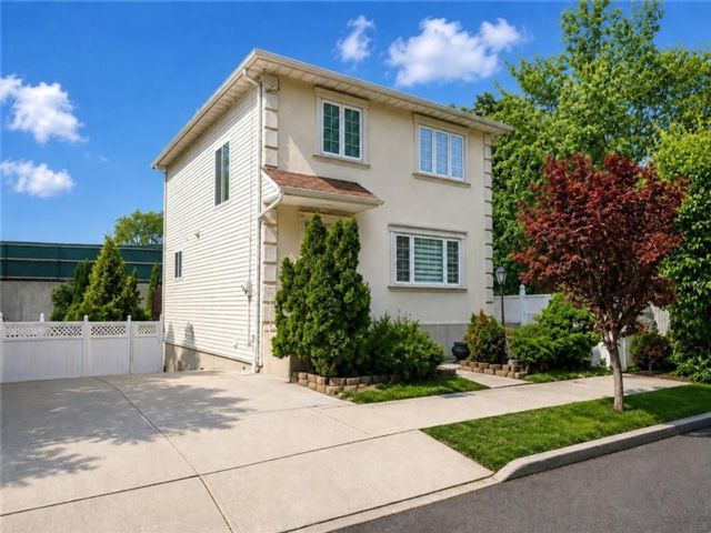  3 BR,  3.00 BTH &nbsp;Single family style home in West Brighton