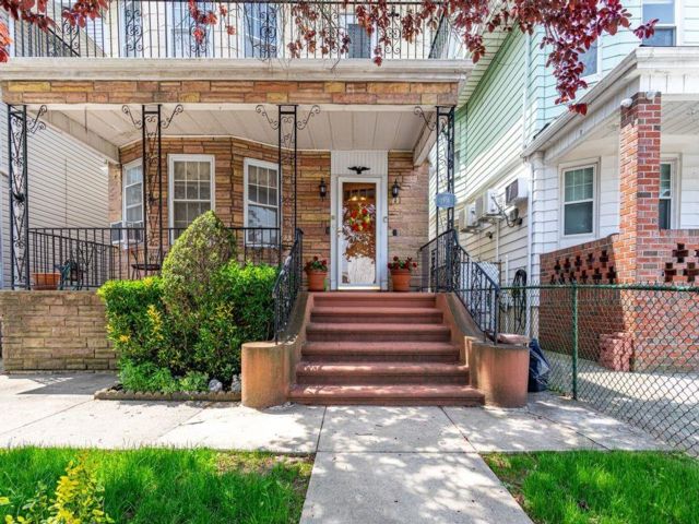  5 BR,  5.00 BTH &nbsp;Multi-family style home in Bensonhurst