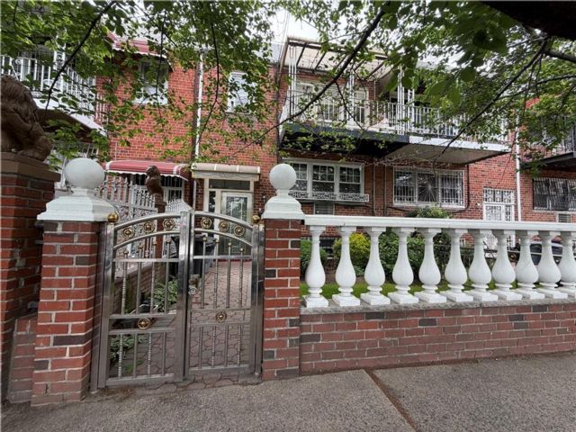  5 BR,  2.50 BTH &nbsp;Multi-family style home in East New York