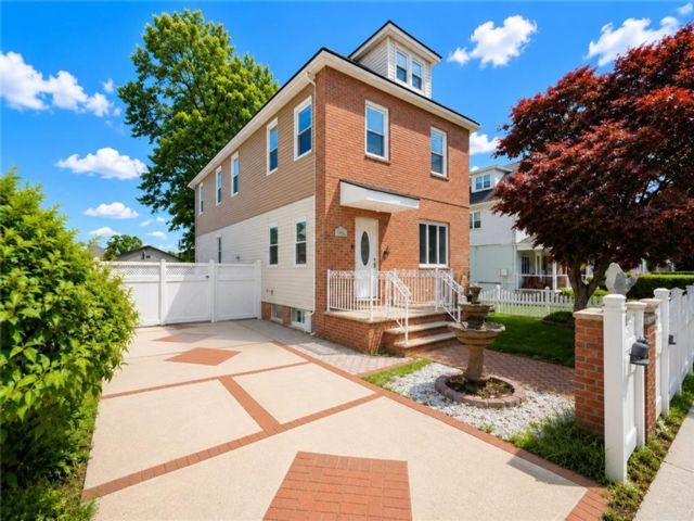  6 BR,  3.00 BTH &nbsp;Multi-family style home in New Dorp