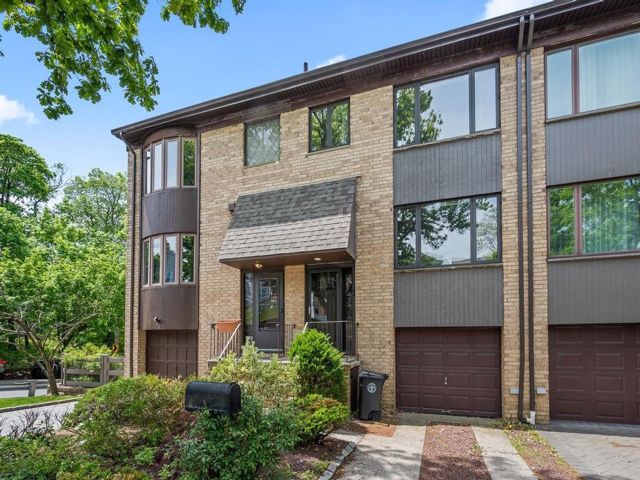  3 BR,  3.00 BTH &nbsp;Single family style home in Grasmere