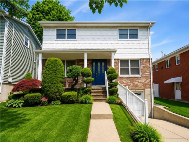  3 BR,  3.00 BTH &nbsp;Single family style home in Dongan Hills-colony