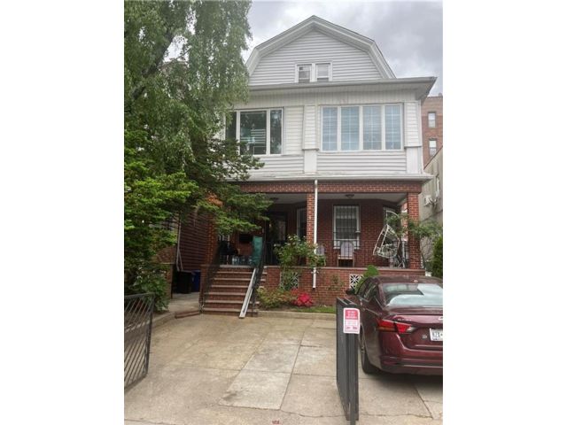 Studio,  0.00 BTH &nbsp;Multi-family style home in Midwood