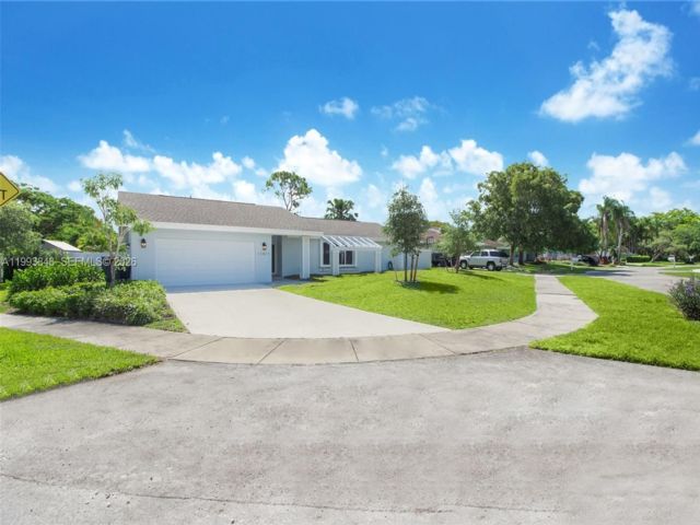  4 BR,  3.00 BTH &nbsp; style home in Kendall