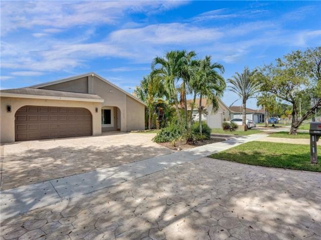  4 BR,  2.00 BTH &nbsp; style home in Cooper City
