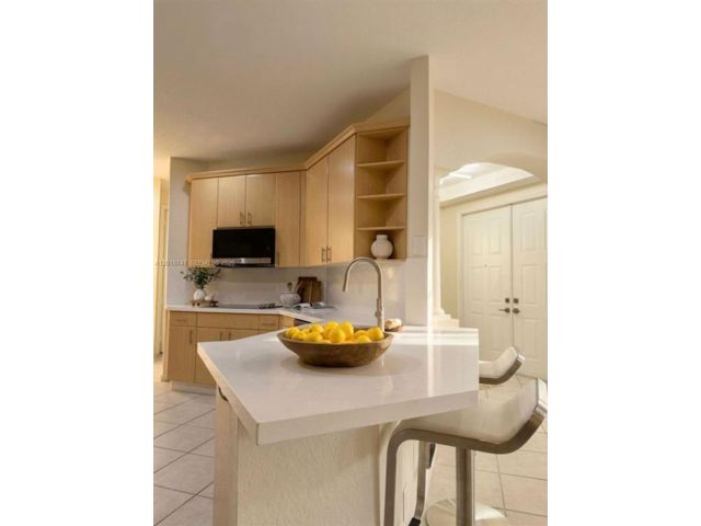  3 BR,  2.00 BTH &nbsp;Townhouse style home in Weston