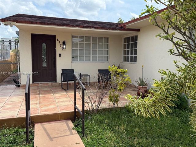  3 BR,  2.00 BTH &nbsp;Duplex style home in Miami