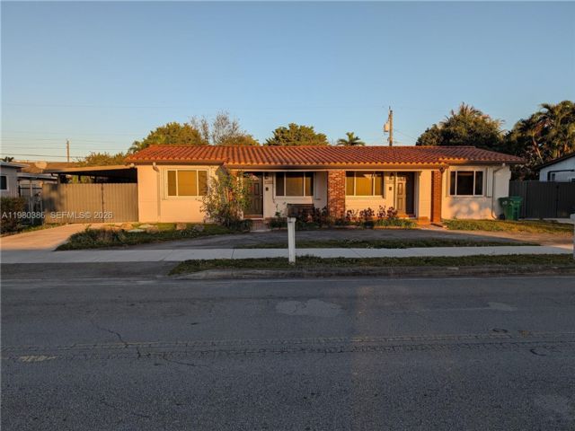  3 BR,  2.00 BTH &nbsp;Duplex style home in Coral Gables