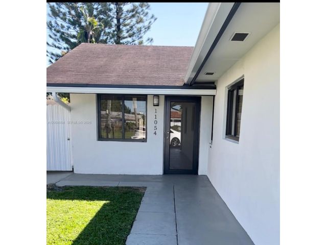  3 BR,  2.00 BTH &nbsp;Duplex style home in Miami