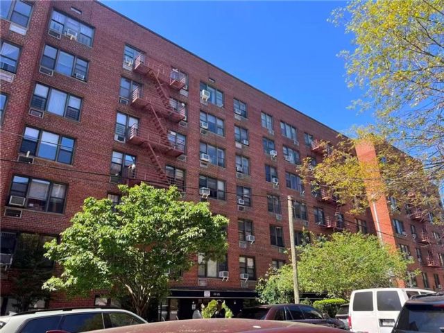  3 BR,  1.00 BTH &nbsp;Co-op style home in Elmhurst