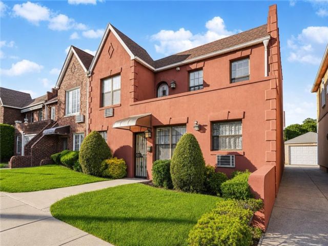  4 BR,  3.00 BTH &nbsp;Single family style home in Dyker Heights