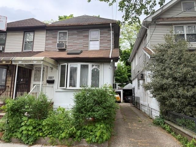  4 BR,  3.00 BTH &nbsp;Multi-family style home in Homecrest