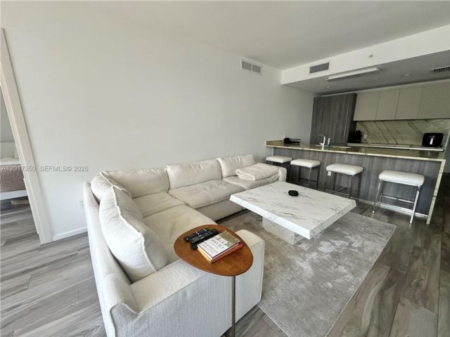 [PHOTO]