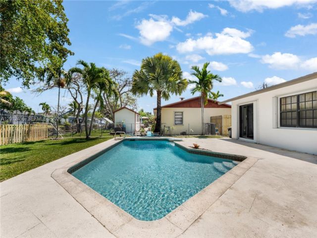  3 BR,  2.00 BTH &nbsp;European style home in Cutler Bay