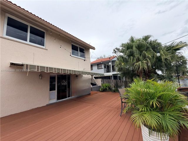  4 BR,  3.50 BTH &nbsp;European style home in Cooper City
