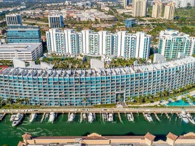  3 BR,  4.00 BTH &nbsp;Condo style home in Aventura