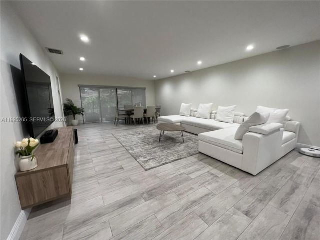 [PHOTO]