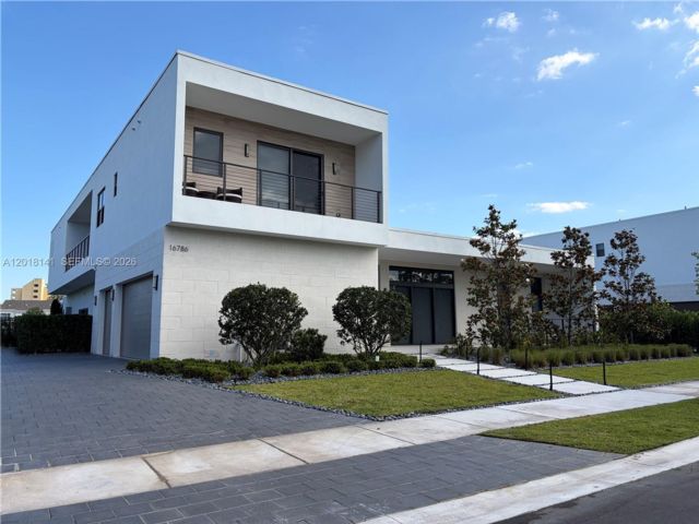  5 BR,  6.50 BTH &nbsp; style home in Weston
