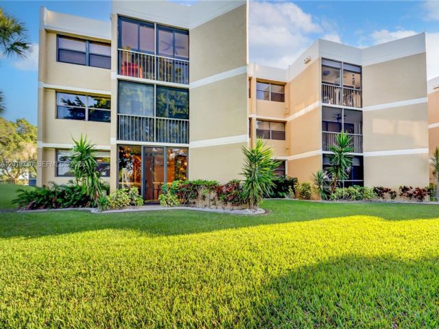  2 BR,  2.50 BTH &nbsp; style home in Weston