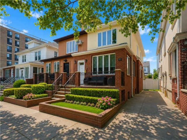  4 BR,  3.00 BTH &nbsp;Single family style home in Midwood