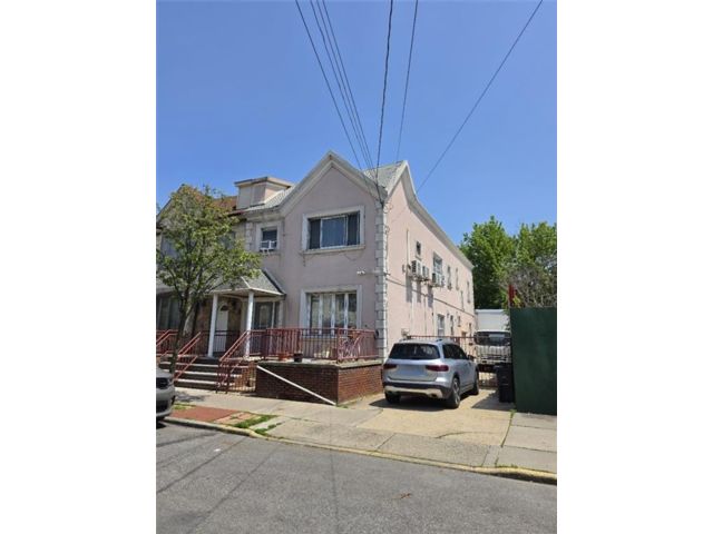 Studio,  4.00 BTH &nbsp;Multi-family style home in Bensonhurst