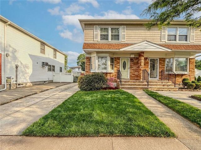  3 BR,  2.00 BTH &nbsp;Single family style home in Eltingville