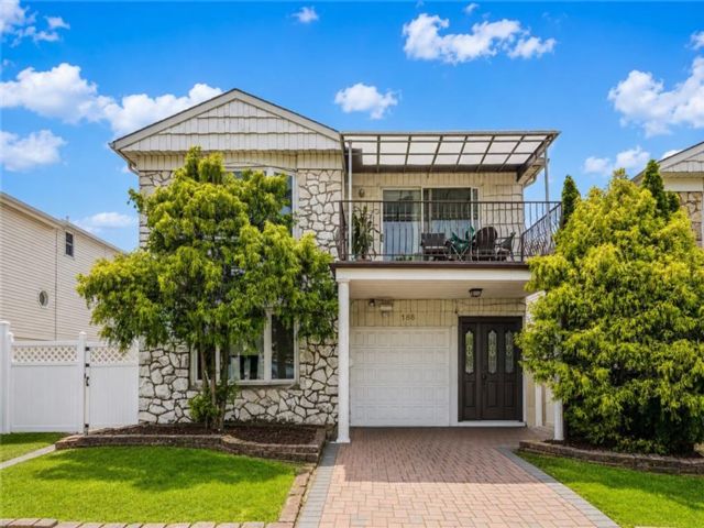  5 BR,  4.00 BTH &nbsp;Multi-family style home in New Springville