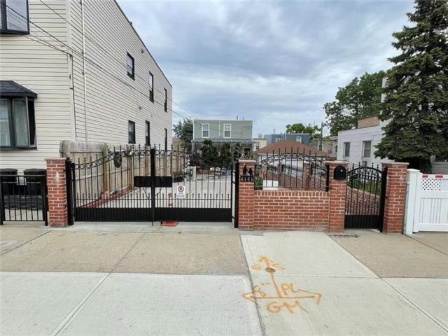  2 BR,  3.00 BTH &nbsp;Single family style home in Bayside