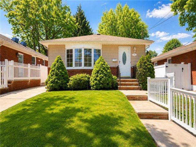  3 BR,  2.00 BTH &nbsp;Single family style home in Oakwood