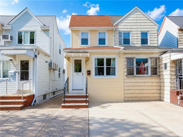  3 BR,  2.00 BTH &nbsp;Single family style home in Gerritsen Beach